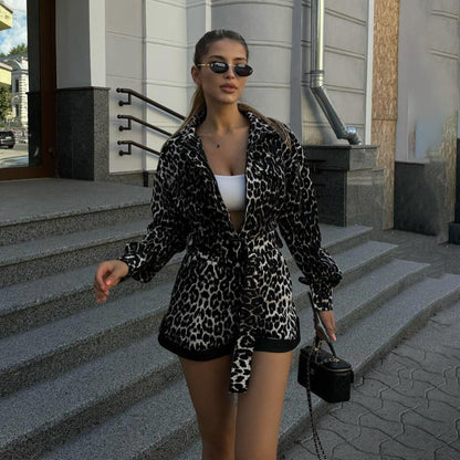 Chemisier oversize à imprimé animal pour femmes avec une coupe cintrée et une ceinture à la mode Chic und Stil