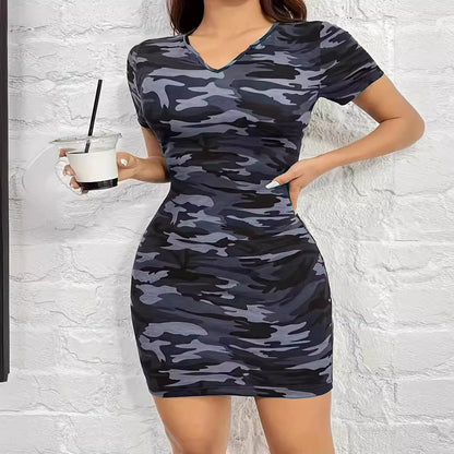 Robe camouflage cintrée pour femmes avec décolleté en V et matériau élastique Chic und Stil