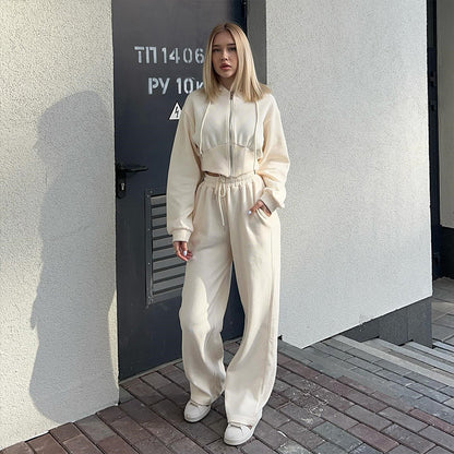 Dames Sweatpants avec hoodie court et coupe ample Chic und Stil