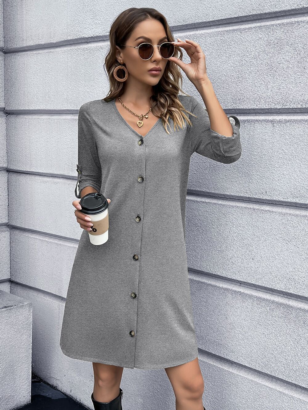 Robe décontractée à boutons pour femmes avec décolleté en V et manches 3/4 Chic und Stil