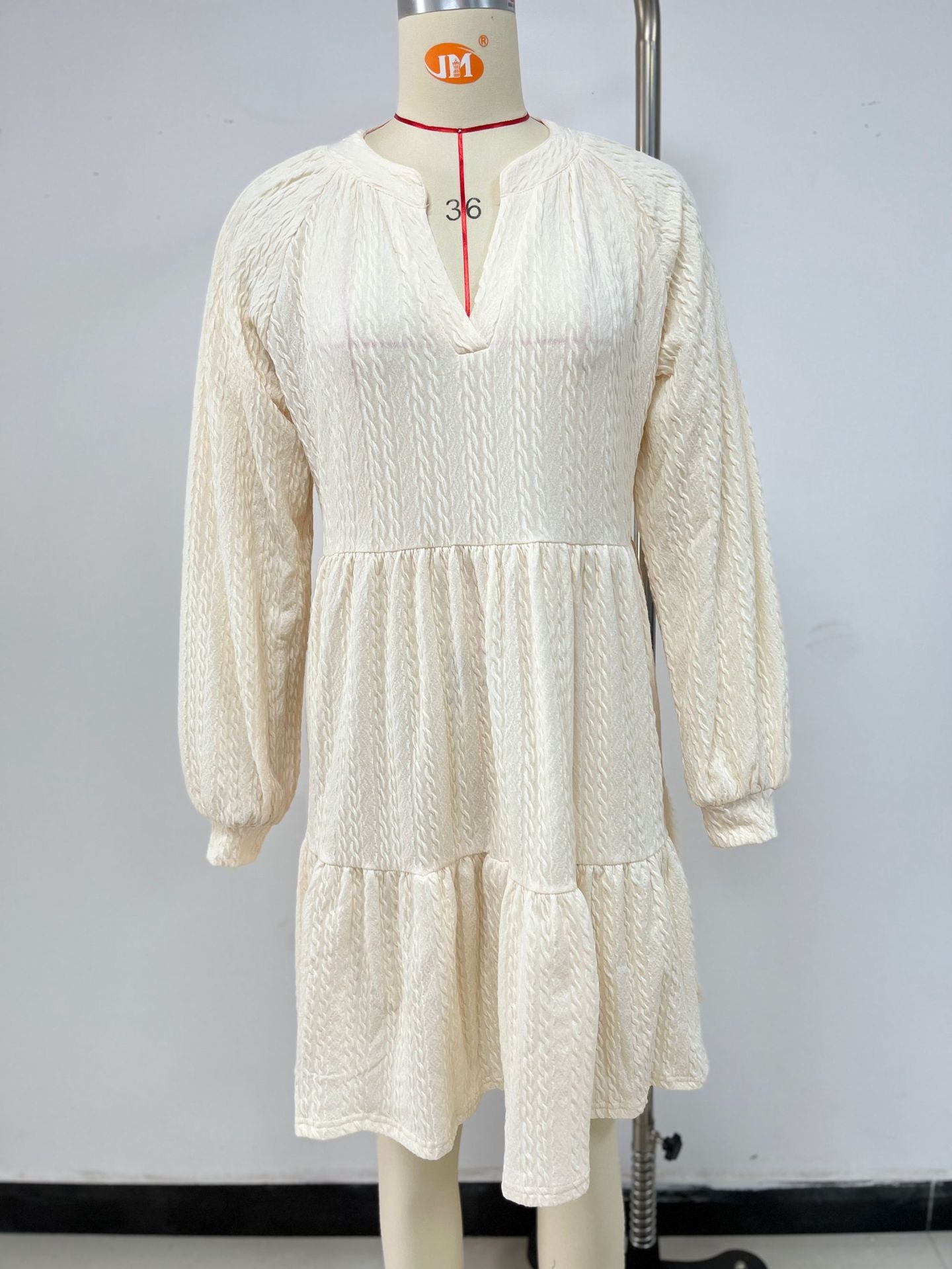 Robe décontractée pour femmes avec décolleté en V, manches volumineuses et ourlet à volants Chic und Stil