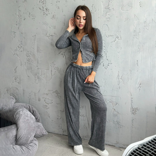 Chic and Style women's sports leisure set with short jacket and wide pants