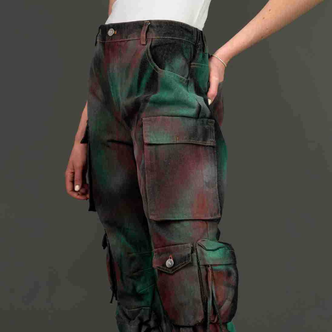 Cargo pants for women with sturdy side pockets and a modern color gradient Chic and Style
