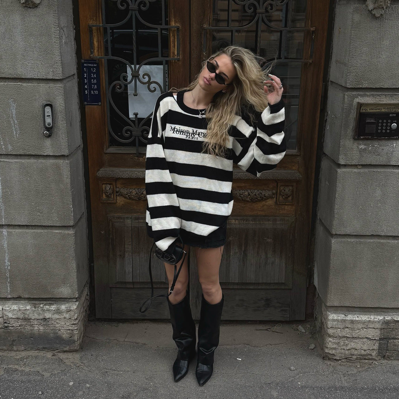 Pull en tricot surdimensionné pour femmes avec des motifs de rayures modernes et une application de logo Chic und Stil
