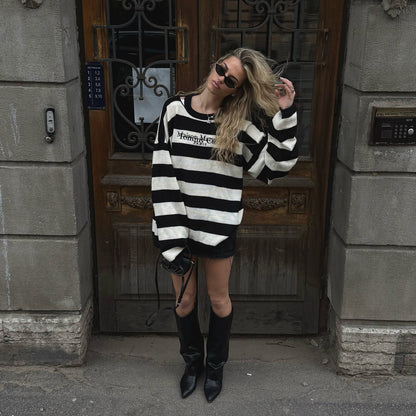 Pull en tricot surdimensionné pour femmes avec des motifs de rayures modernes et une application de logo Chic und Stil