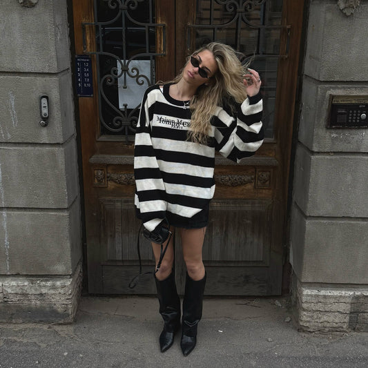 Pull en tricot surdimensionné pour femmes avec des motifs de rayures modernes et une application de logo Chic und Stil