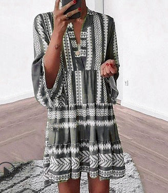 Robe portefeuille décontractée pour femmes avec des manches volumineuses et un motif graphique Chic und Stil