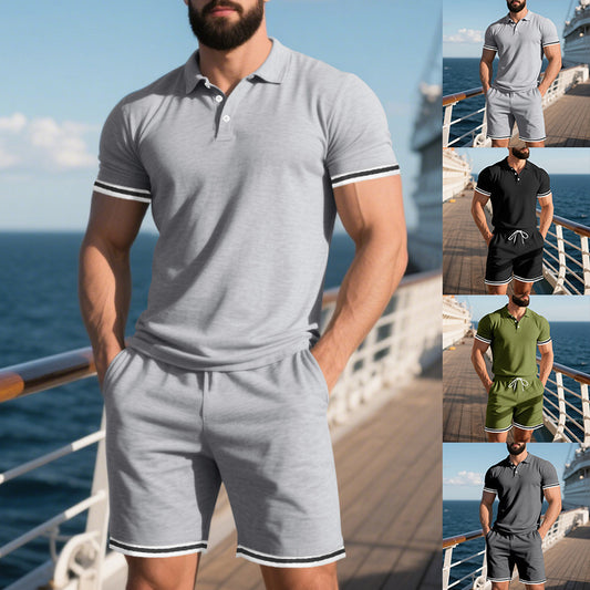 Pour hommes polo sportif à manches courtes avec bords de manche contrastants et shorts Chic und Stil