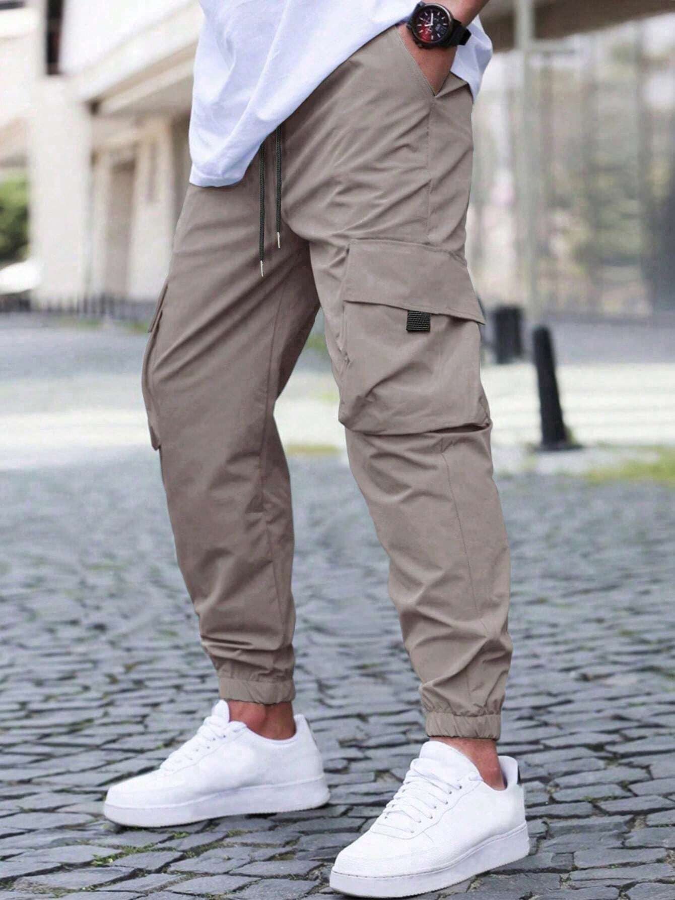 Pantalon cargo pour hommes avec des poches zippées pratiques et une taille élastique Chic und Stil