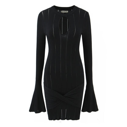 Robe en tricot ajustée pour dames avec un décolleté original et un volant Chic und Stil