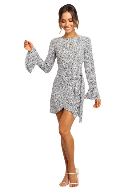 Robe portefeuille pour femmes avec des manches larges et un motif à pois Chic und Stil