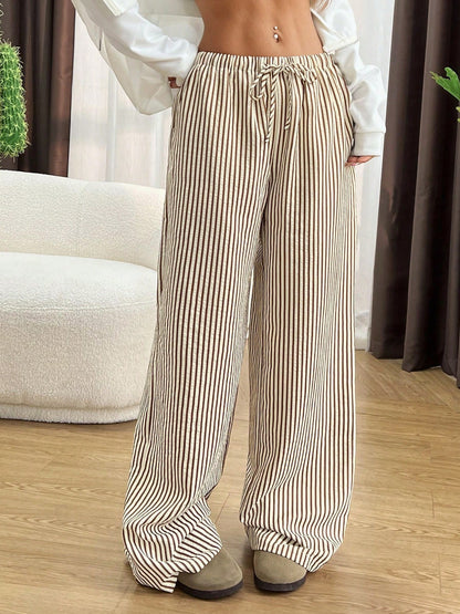 Striped casual pants for women with a loose fit and an elastic waistband Chic und Stil