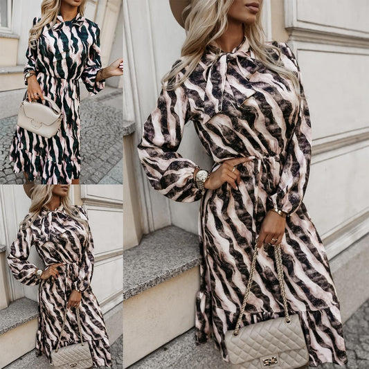 Robe maxi pour dames avec un motif rayé élégant et des poches pratiques Chic und Stil