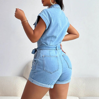 Combinaison en denim pour femmes avec des détails de boutons élégants et des poches pratiques Chic und Stil