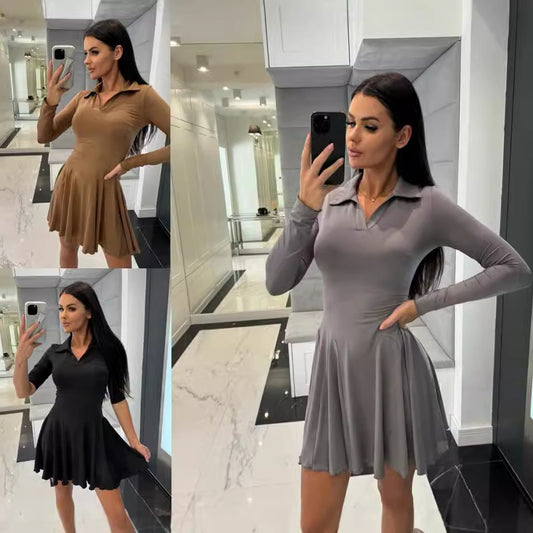 Robe de sport pour femmes avec col polo et jupe évasée Chic und Stil