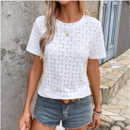 Haut féminin avec détails d'œillets et manches courtes Chic und Stil