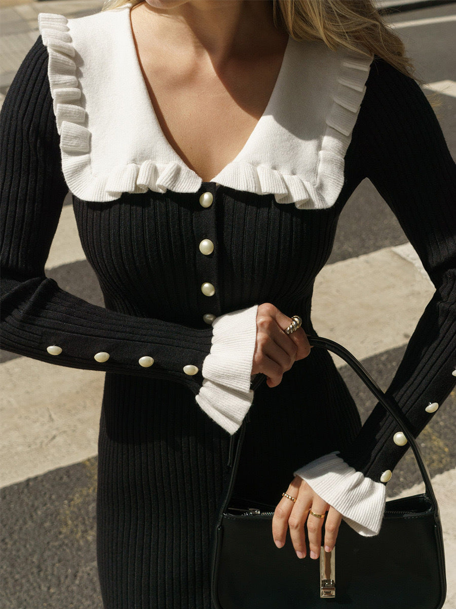 Robe en tricot raffinée pour femmes avec détails en volants et ornementation en boutons perlés Chic und Stil