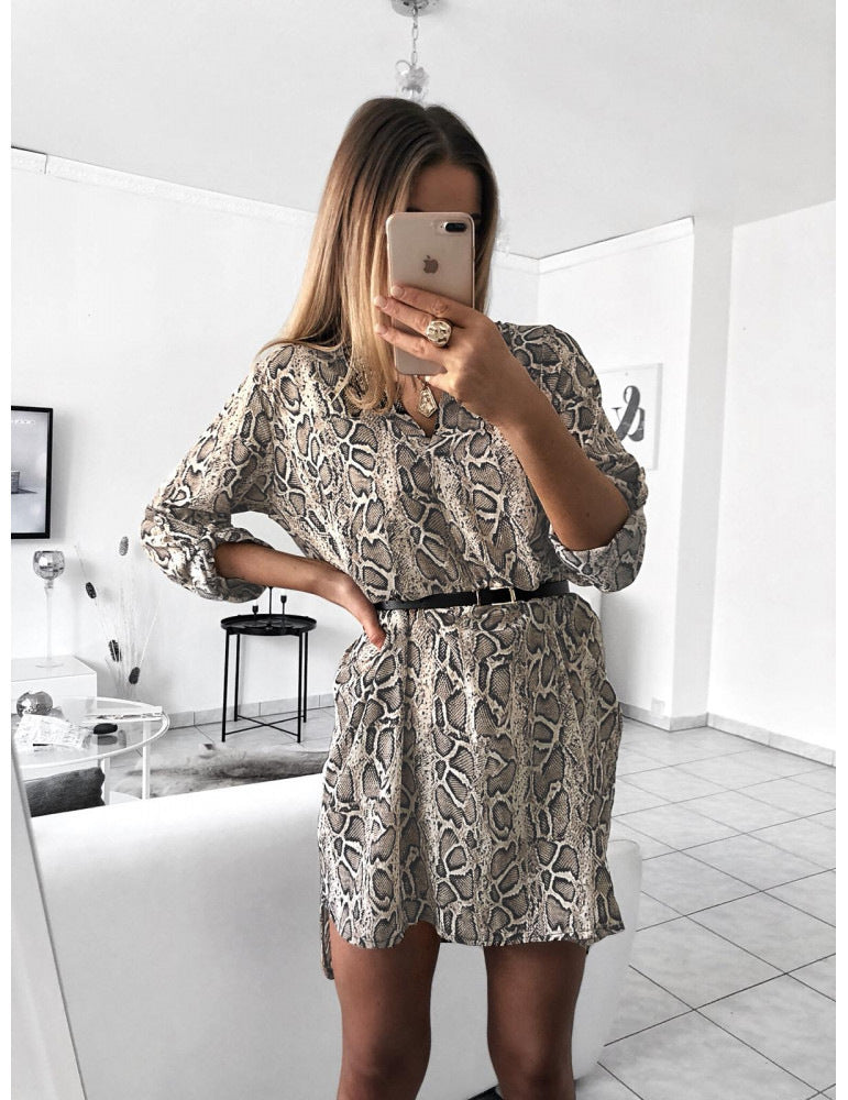 Robe chemise pour femmes avec motif géométrique et ceinture à la taille Chic und Stil