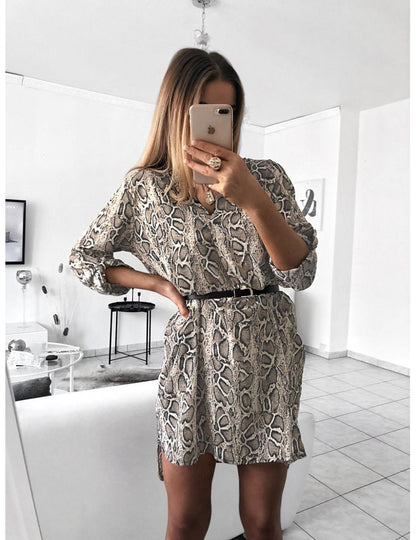 Robe chemise pour femmes avec motif géométrique et ceinture à la taille Chic und Stil