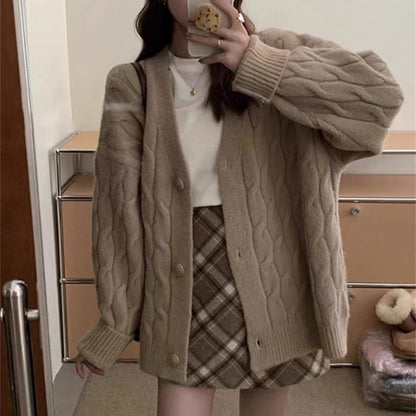 Cardigan en tricot épais pour femmes avec des motifs en torsades classiques et une coupe décontractée Chic und Stil