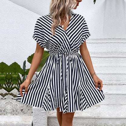 Robe portefeuille rayée pour femmes avec cinch à la taille ajustable Chic und Stil