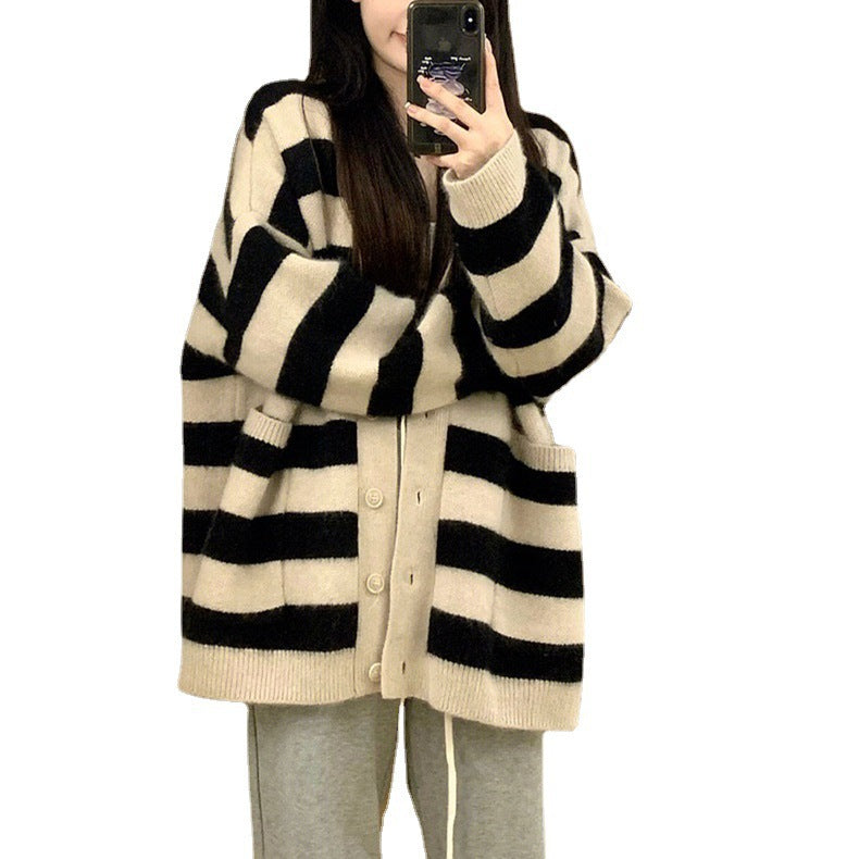 Women's comfortable knitted cardigan with wide stripes and practical pockets. Chic and stylish.