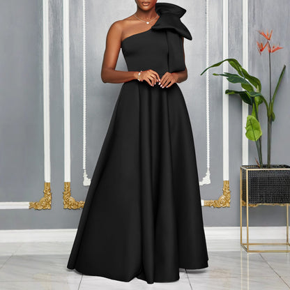 Robe maxi femme avec coupe asymétrique et élégante boucle Chic und Stil