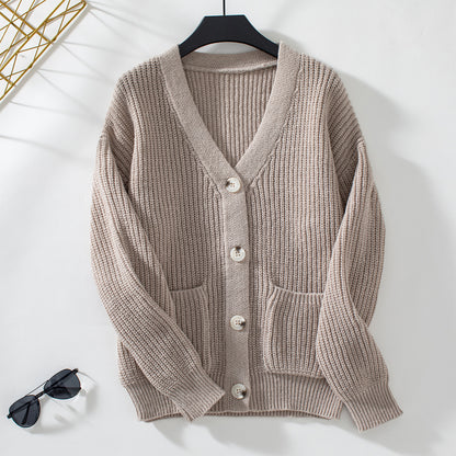 Veste en tricot pour femmes avec décolleté en V profond et poches pratiques Chic und Stil