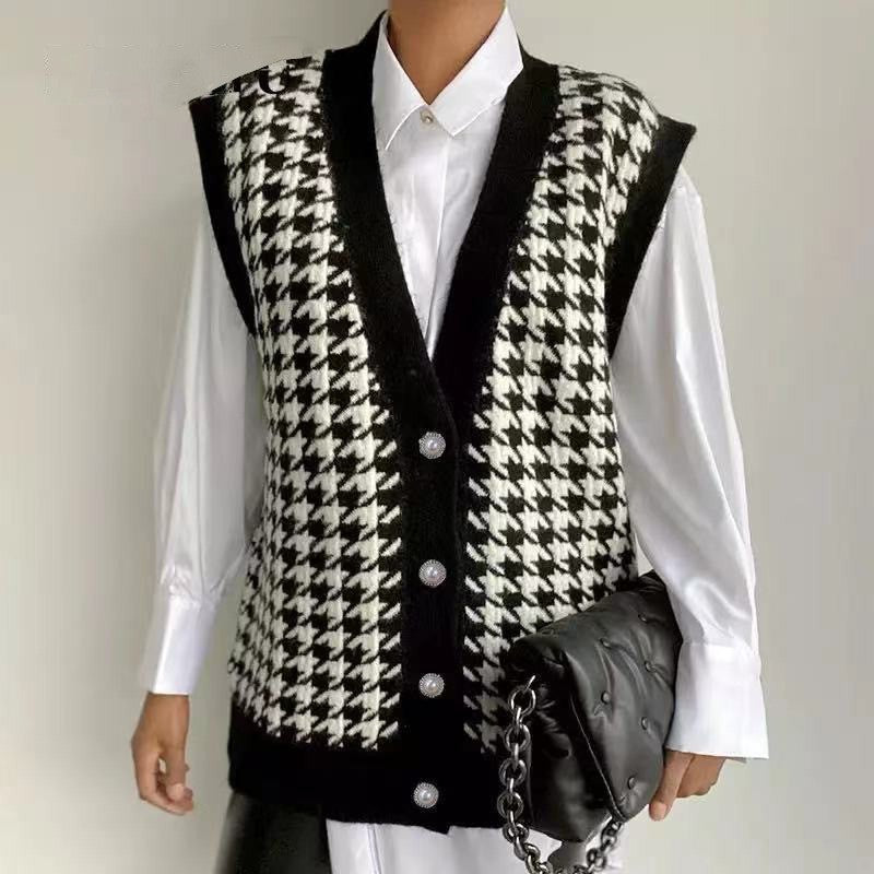 Dames gilet en tricot avec un élégant motif pied-de-poule et boutons en perles Chic und Stil