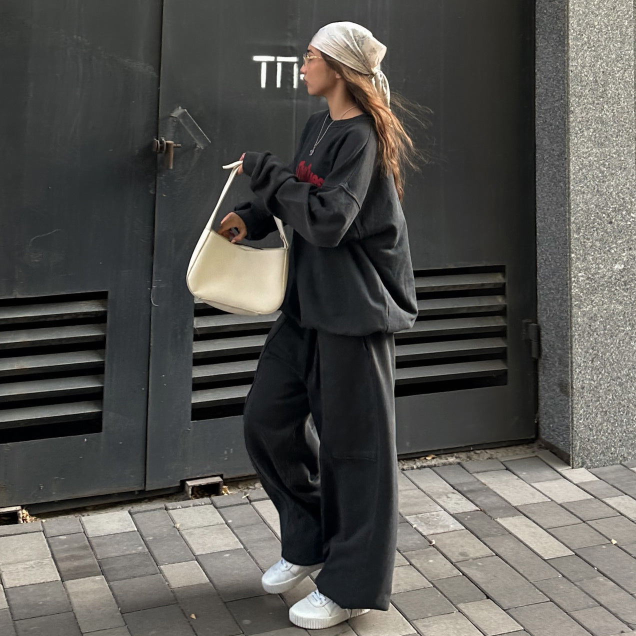 Casual lounge set for women with oversized sweatshirt and wide pants Chic and Style