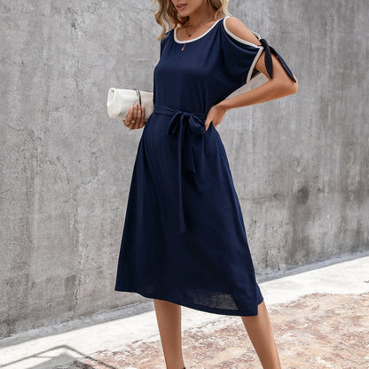 Robe midi femme avec des détails d'épaule audacieux et une ceinture ajustable Chic und Stil