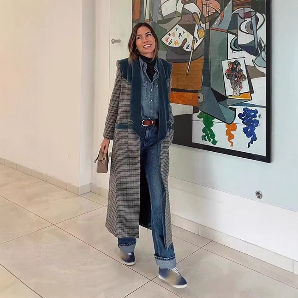 Elegant long jacket for women with a fine check pattern and a fluffy collar Chic and Style