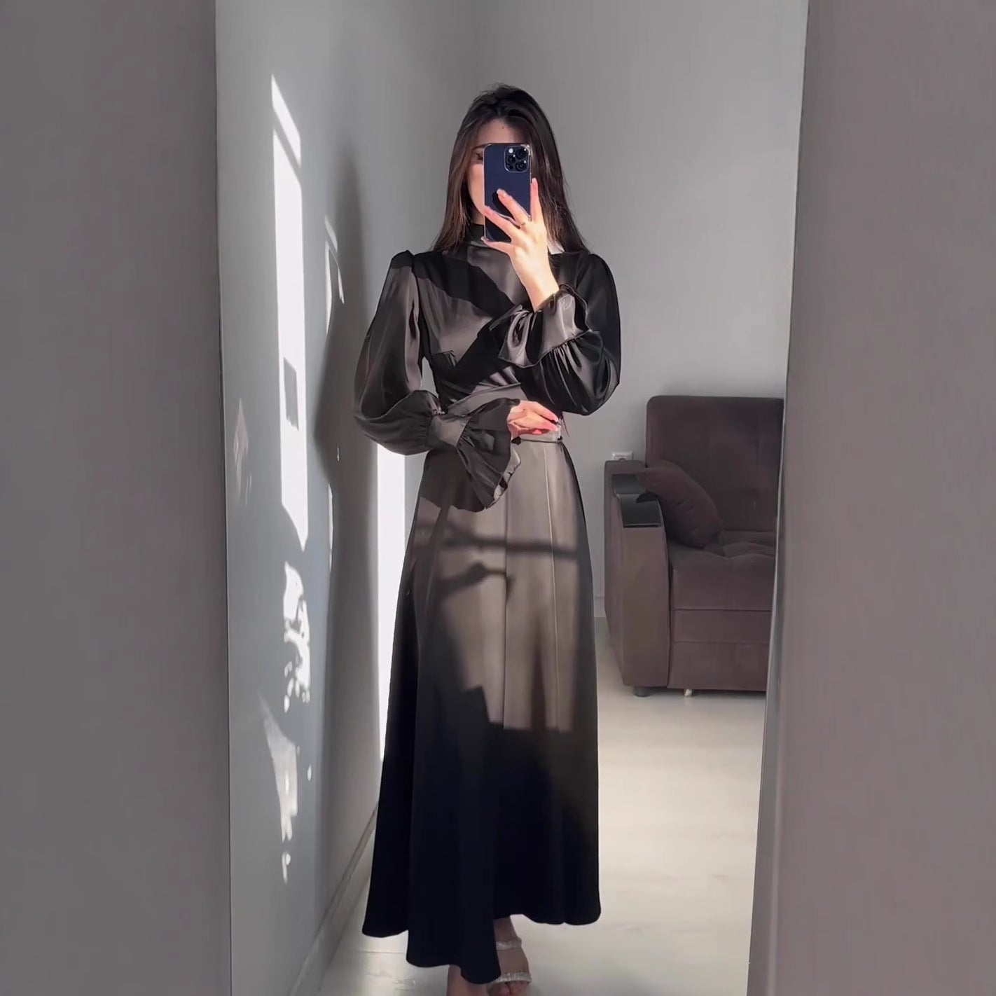 Femmes Robe maxi élégante avec des manches bouffantes voluminaires et une surface en satin de haute qualité Chic und Stil