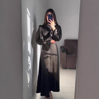 Femmes Robe maxi élégante avec des manches bouffantes voluminaires et une surface en satin de haute qualité Chic und Stil