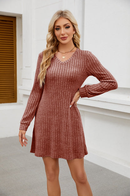 Robe tricot ajustée pour dames avec décolleté en V et finition côtelée fine Chic und Stil