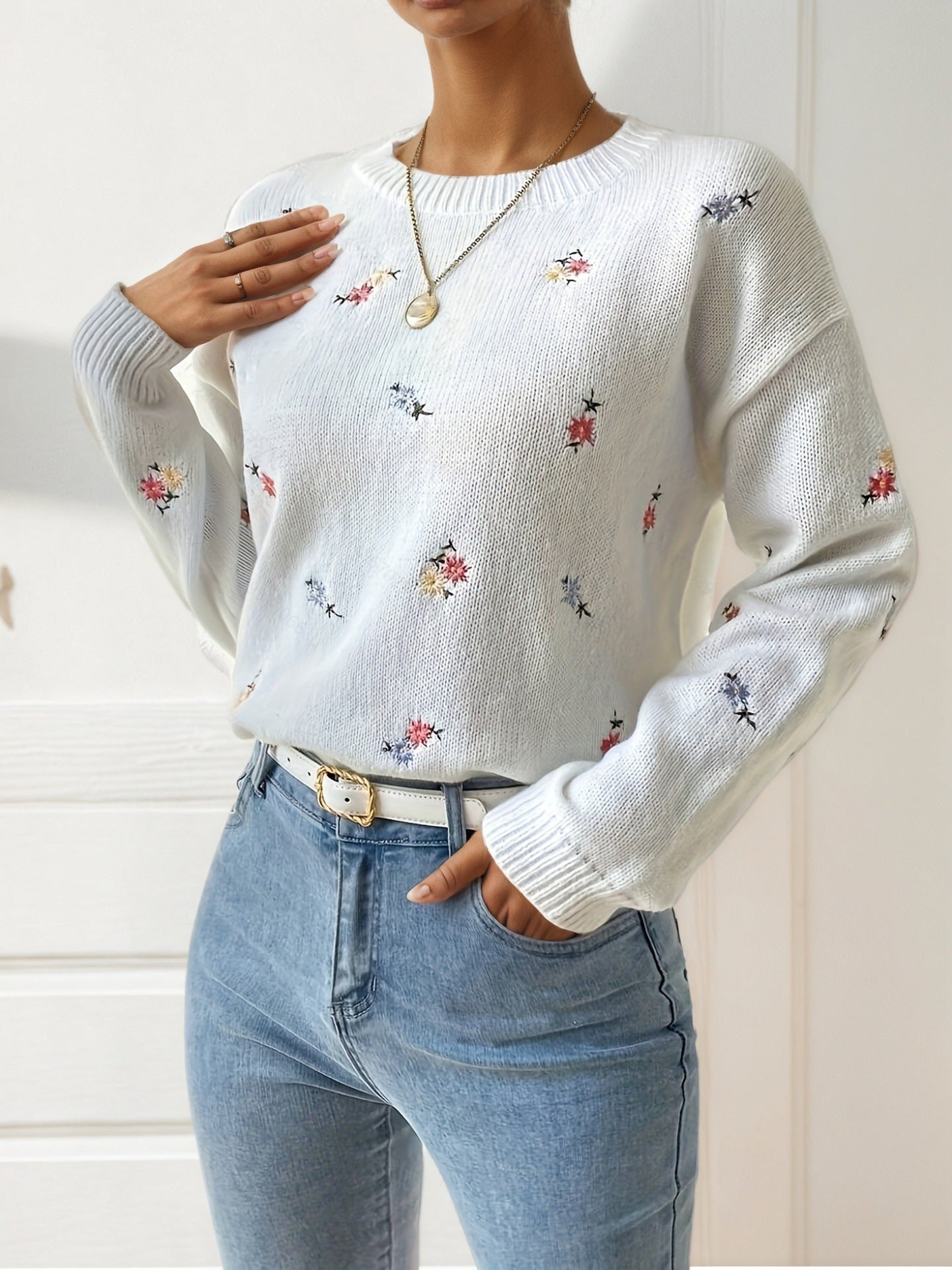Pull en tricot pour femmes avec des détails de broderie florale et une coupe décontractée Chic und Stil