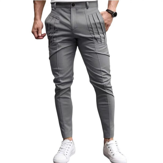 Stylish chino pants for men with modern pleats from Chic und Stil