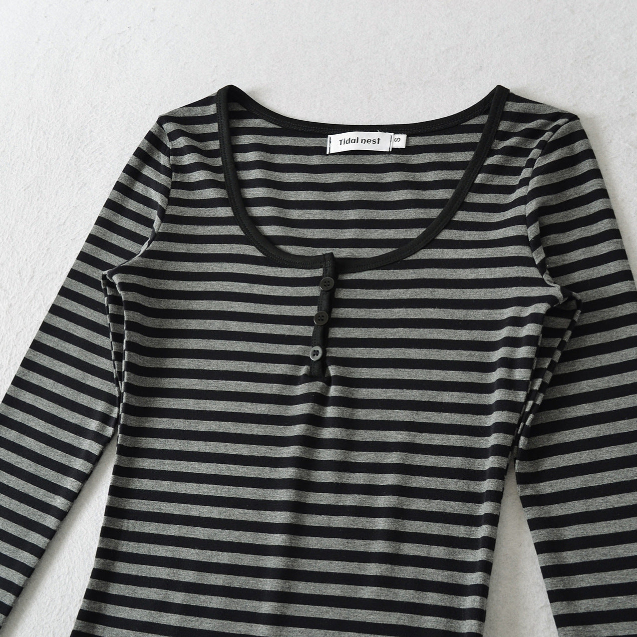 Chemise à manches longues pour femmes avec motif rayé à la mode et détails de boutons Chic und Stil