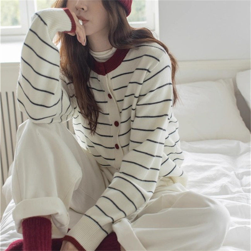 Cardigan en tricot confortable pour femmes avec un motif rayé juvénile et une fermeture à boutons pratique Chic und Stil