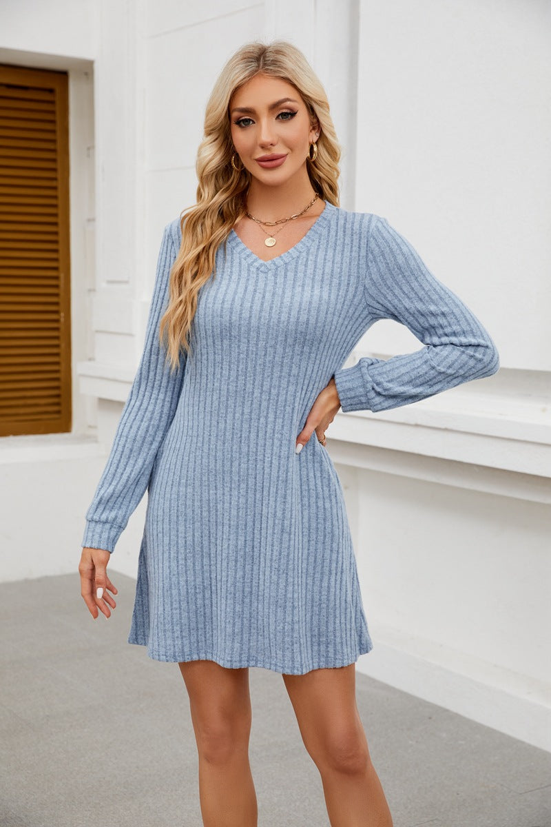 Robe tricot ajustée pour dames avec décolleté en V et finition côtelée fine Chic und Stil