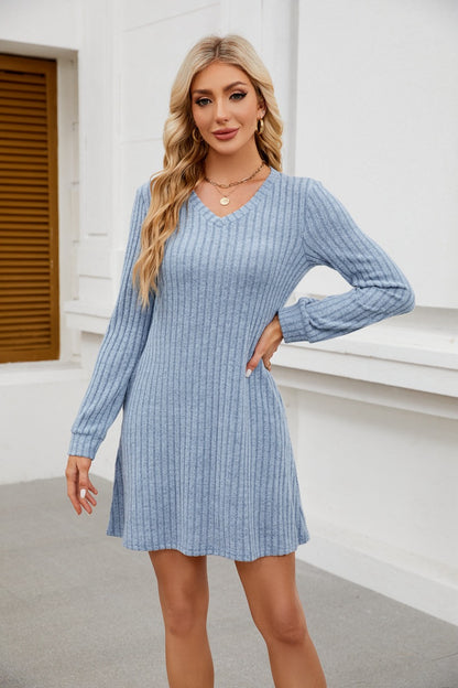 Robe tricot ajustée pour dames avec décolleté en V et finition côtelée fine Chic und Stil