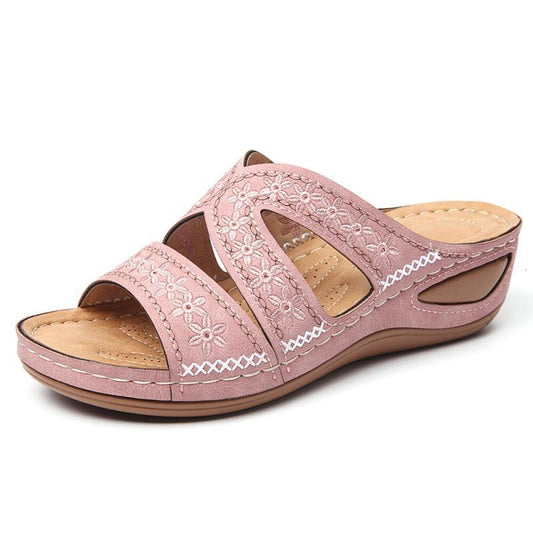 Sandales confort femmes avec design floral brodé et semelle ergonomique Chic und Stil