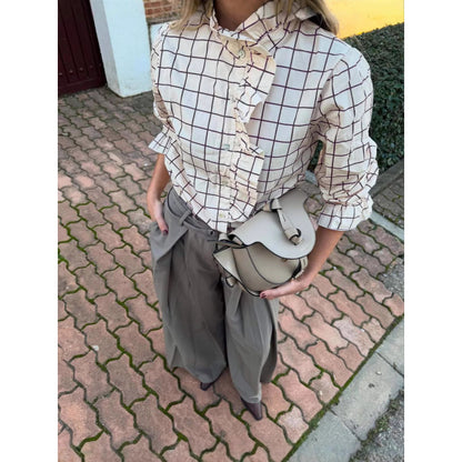Blouse à carreaux pour femmes avec détails volantés et fermeture à boutons Chic und Stil