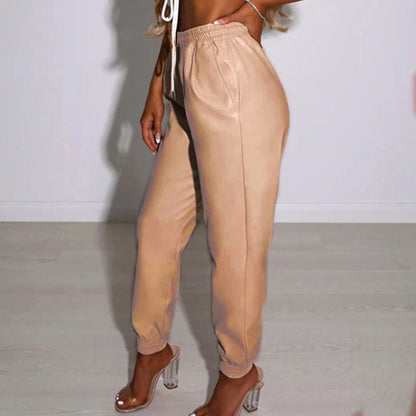 Comfortable sports pants for women with elastic waistband and straps Chic und Stil