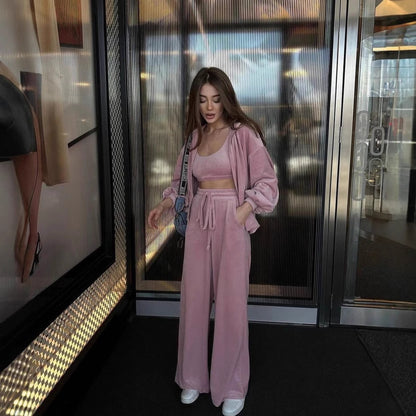 Two-piece women's sports outfit with a long hoodie and comfortable jogging pants Chic und Stil