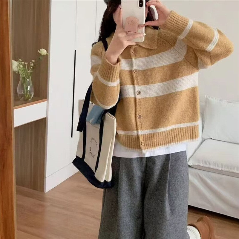Dames Cardigan en tricot à la mode avec des rayures élégantes et des boutons en bois Chic und Stil
