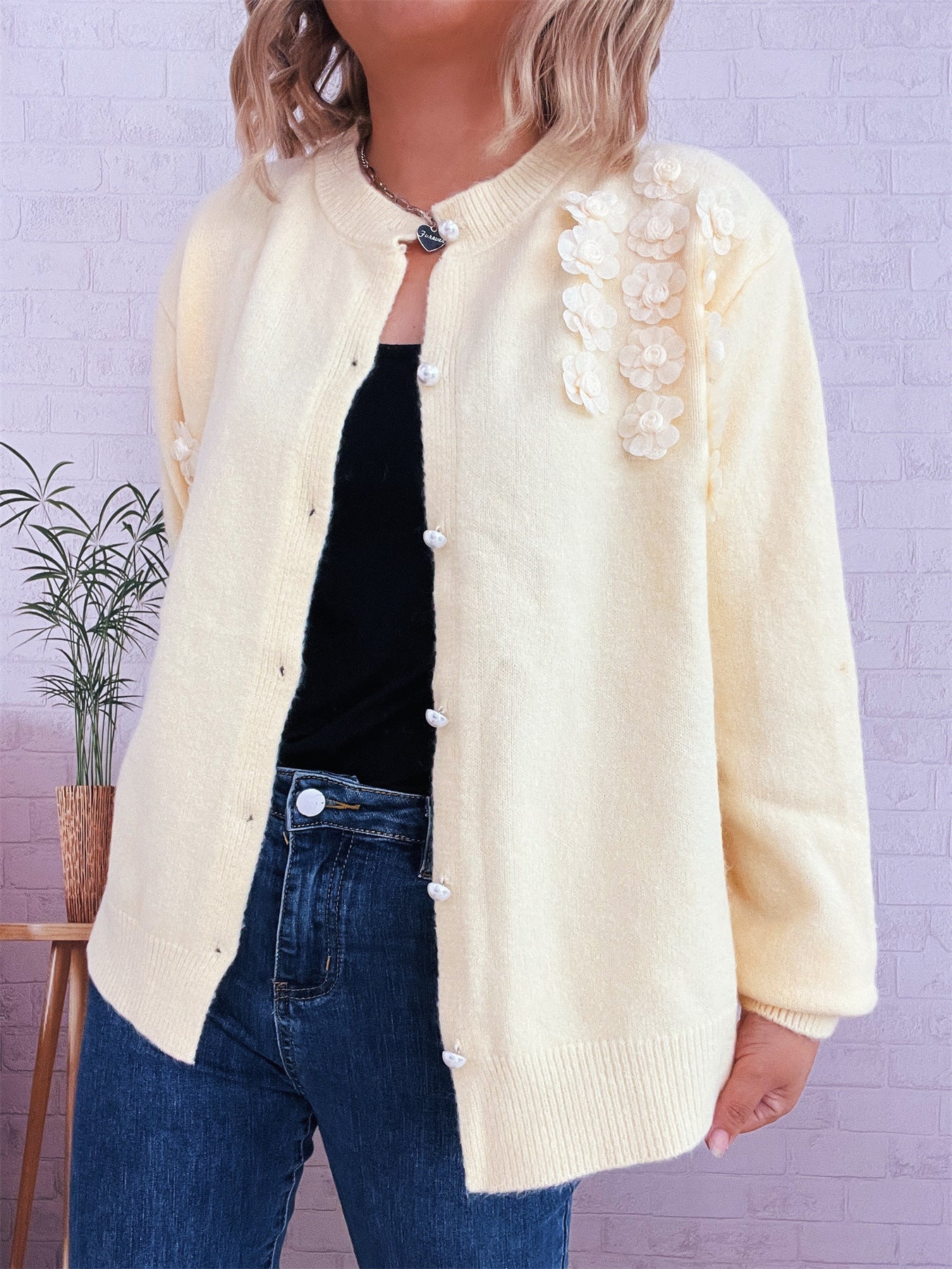 Dames cardigan avec design floral et boutons en perles élégants Chic und Stil