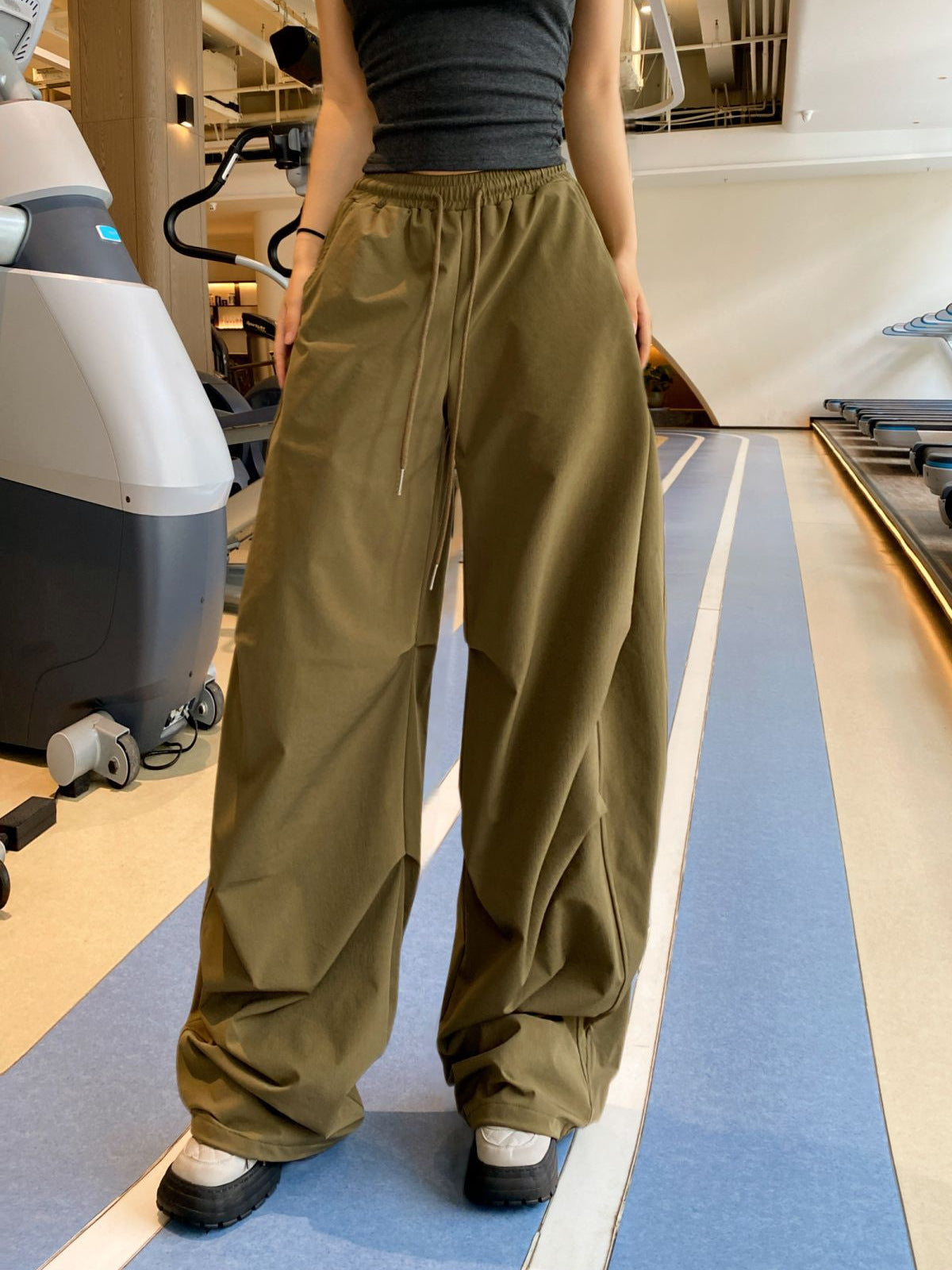 Loose casual pants for women with elastic waist and practical side pockets Chic and Style