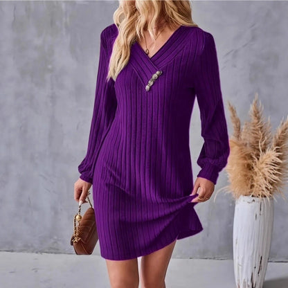 Robe tube pour femmes avec un élégant décolleté en V et des boutons décoratifs Chic und Stil