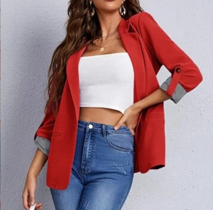 Blazer féminin à la mode avec des manches retroussables et des détails texturés Chic und Stil